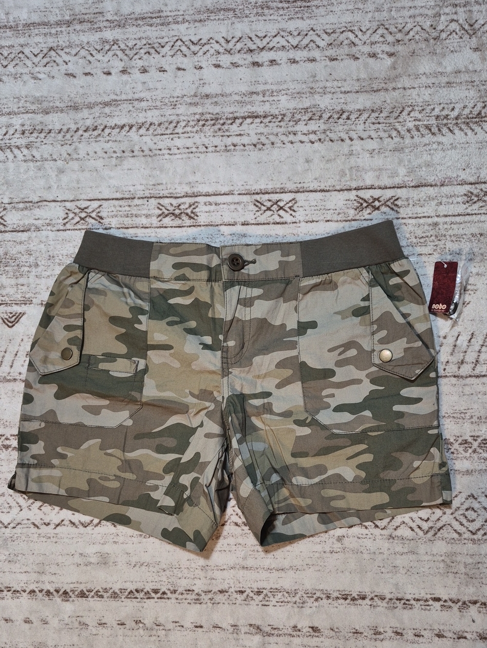 No Boundaries Camo Cargo Shorts in Olive/Tan